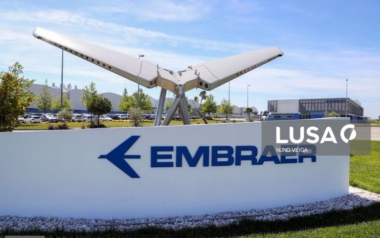 Brasileira Embraer com receitas recorde em 2025 mas com queda de 47,9% nos lucros
