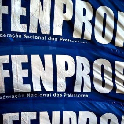 Professores entregam milhares de postais na residência do primeiro-ministro