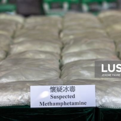 Hong Kong detém dois homens por lavagem de 521 milhões de euros e droga