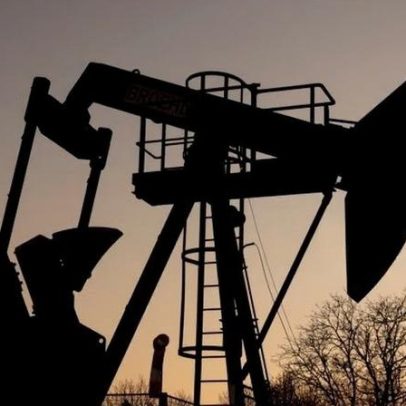 Petróleo sobe para 80 dólares; gás e ouro sobem e bolsas recuam