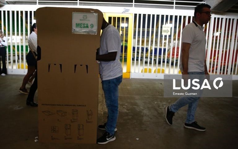 Colombianos votam numas legislativas marcadas por violência de grupos armados