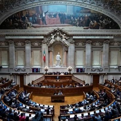 Parlamento aprova lay-off simplificado com salário a 100%