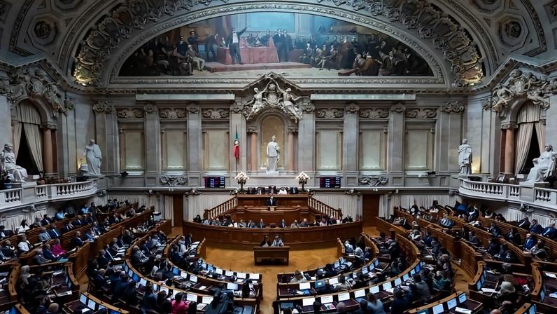 Parlamento aprova lay-off simplificado com salário pago a 100%