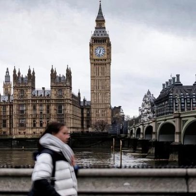 Governo britânico deporta estrangeiros com penas suspensas de 12 meses