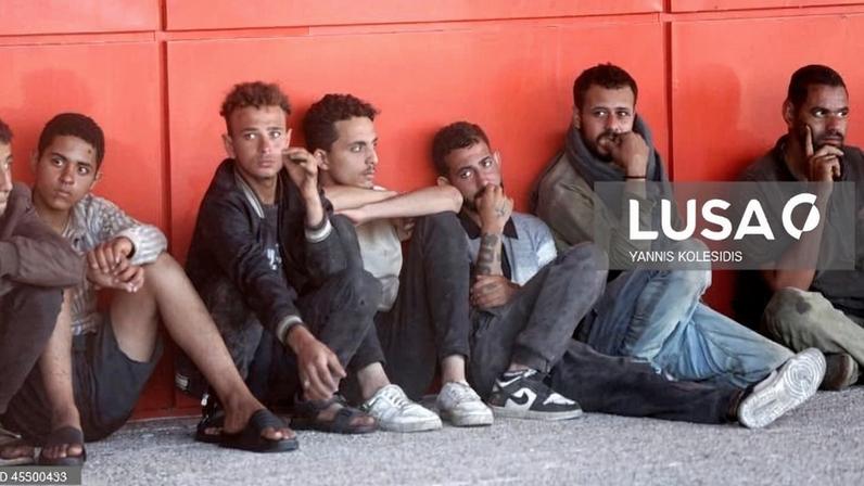 Grécia resgata 26 sobreviventes de bote em que morreram 22 migrantes