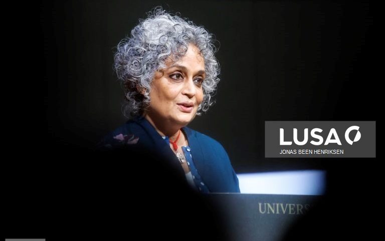 Arundhati Roy entre finalistas do Womens Prize de não-ficção com as suas memórias