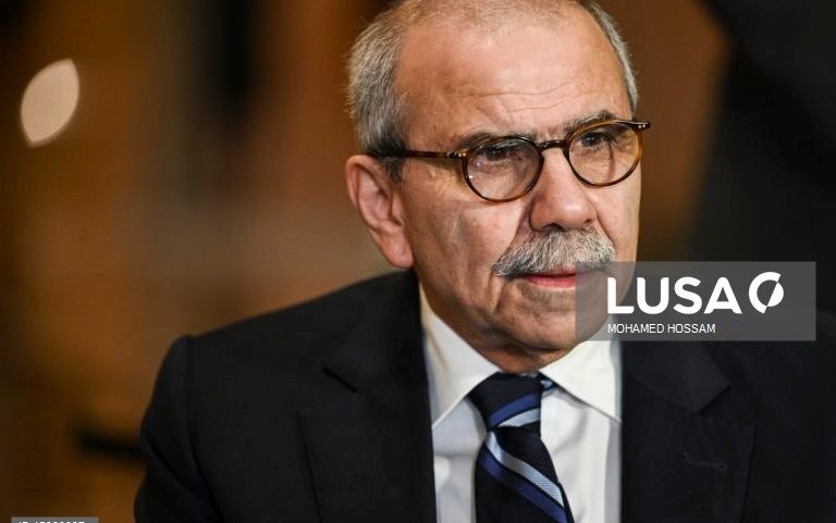 Líbano proíbe atividades militares do Hezbollah e exige entrega de armas