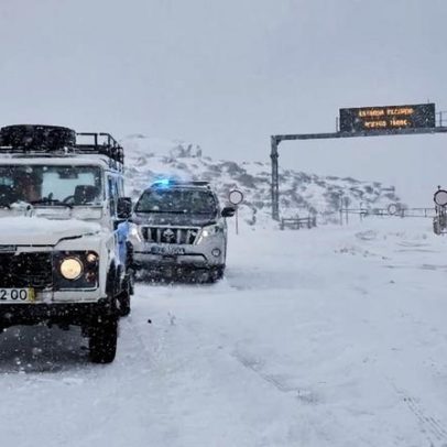Neve regressa e fecha estrada na Serra da Estrela