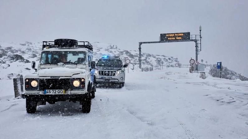 Neve regressa e fecha estrada na Serra da Estrela