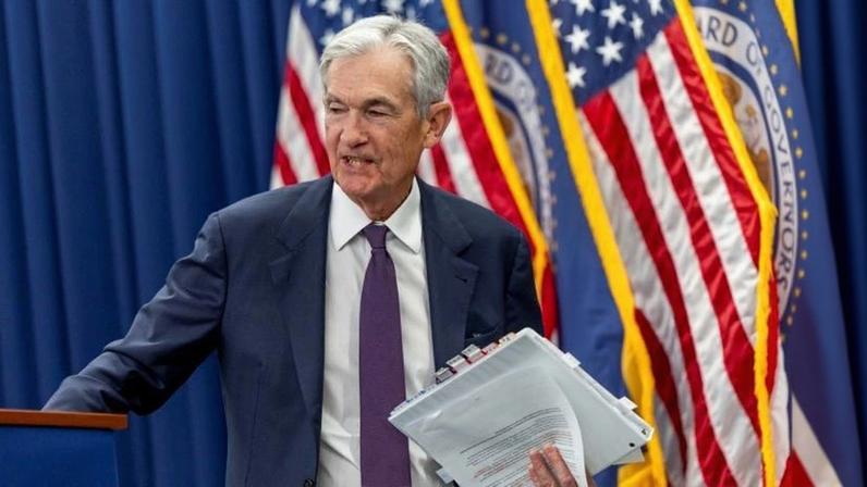 Powell adia saída da Fed até concluir investigação movida por Trump