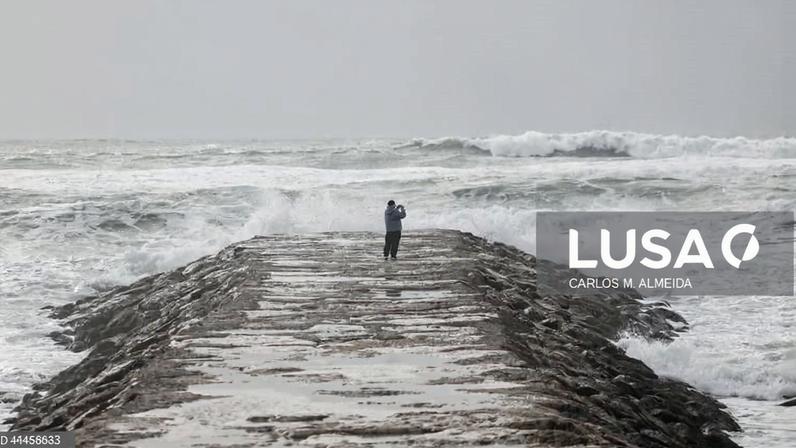 Vários distritos sob aviso a partir de 5.ª feira devido ao vento, ondulação e neve