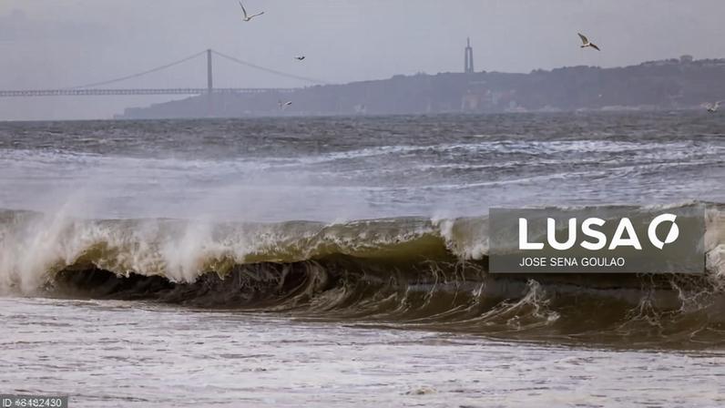 Distritos de Leiria e Lisboa sob aviso laranja devido a vento e agitação marítima