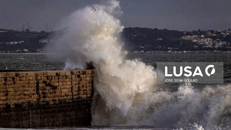 Quinze distritos sob avisos devido à neve, vento e agitação marítima