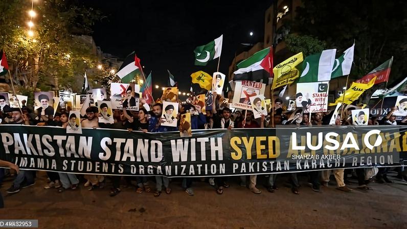 Pelo menos oito mortos em confrontos junto ao consulado dos EUA no Paquistão