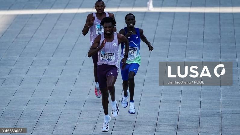 Takele revalida título na maratona de Tóquio, Kosgei vence no setor feminino