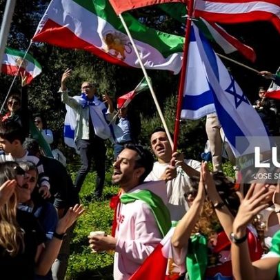 Iranianos celebram morte de ayatollah junto à embaixada em Lisboa