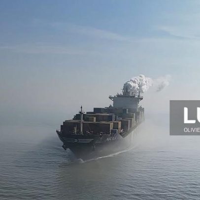 Porta-contentores atingido por projétil perto do Estreito de Ormuz