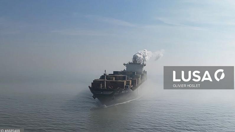 Navio porta-contentores atingido por projétil perto do Estreito de Ormuz