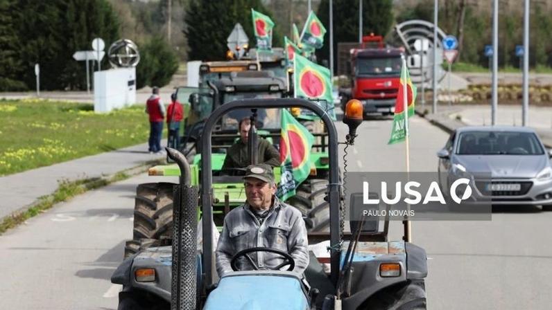 Tratores marcham até Aveiro em alerta para riscos de “machadada final” na agricultura