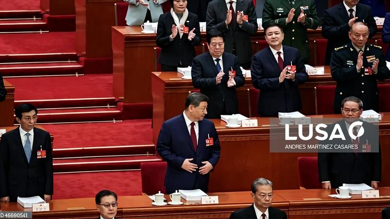 Xi pede reforçar combate à corrupção no Exército após purgas na liderança