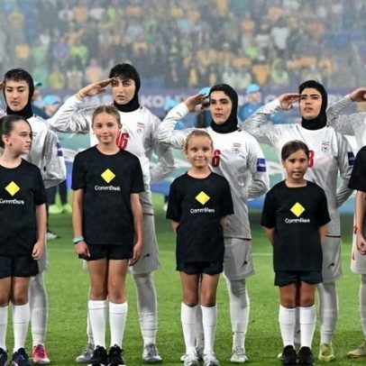 Seleção feminina do Irão entoa hino após silêncio na estreia da Taça Asiática