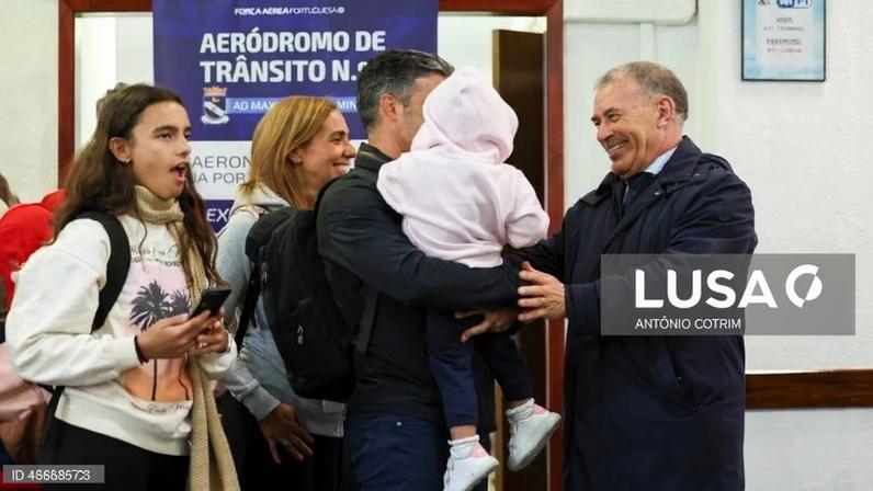 Voo militar com 61 passageiros, incluindo 54 portugueses, chegou a Lisboa