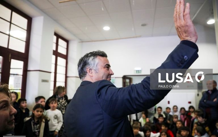 Quase metade das escolas que passaram para municípios precisa de obras mas não há verba para todas