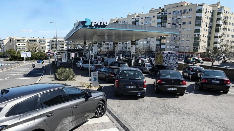 Condutores jogam pela antecipação e acorrem às bombas para fazer face à subida dos preços