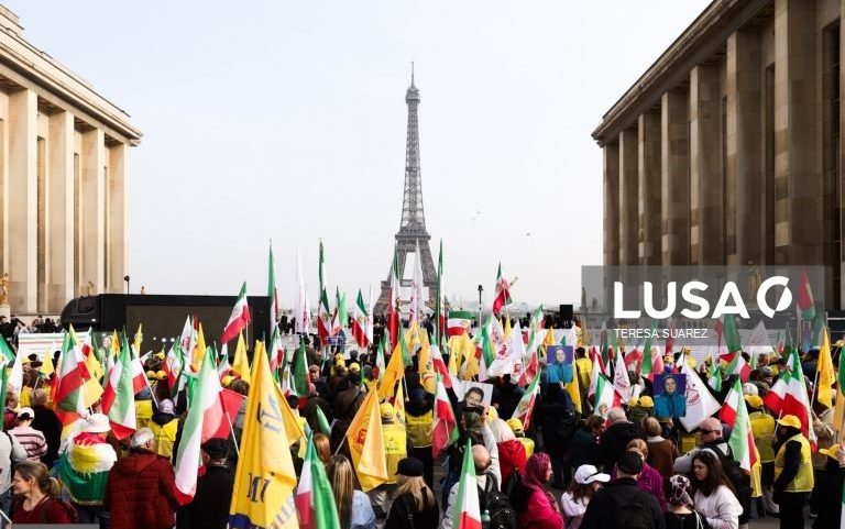 Dois movimentos da oposição iraniana manifestaram-se hoje em Paris