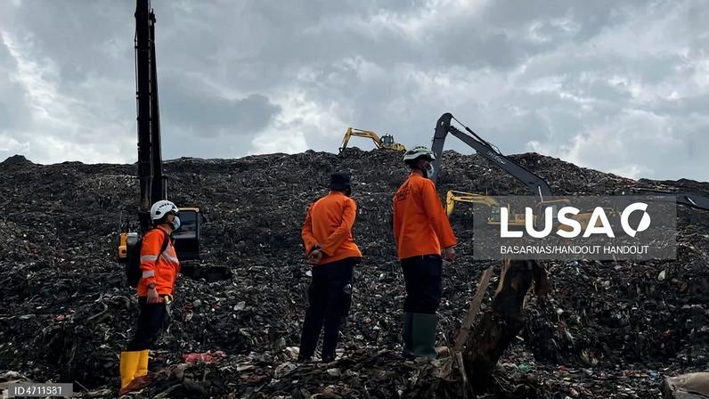 Deslizamento de lixo no maior aterro sanitário da Indonésia faz sete mortos