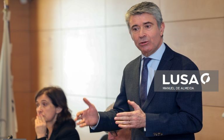 Militantes do PS começam a votar para reeleger Carneiro como secretário-geral