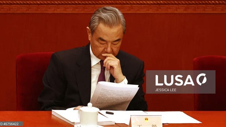 Chefe da diplomacia chinesa apela ao diálogo entre Afeganistão e Paquistão