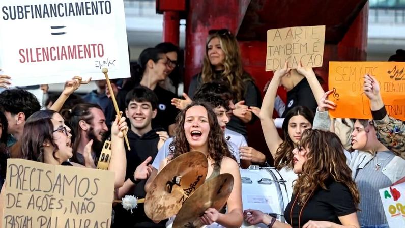 Centenas de alunos e professores do ensino artístico pedem mais apoios