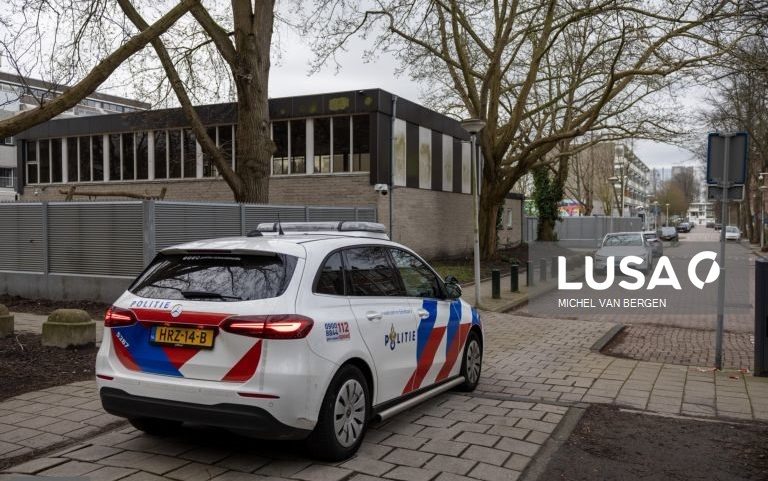 Explosão em frente a escola judaica em Amesterdão durante a noite