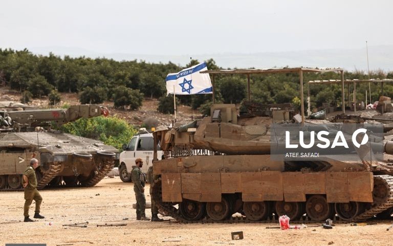 Israel ataca instalações militares sírias