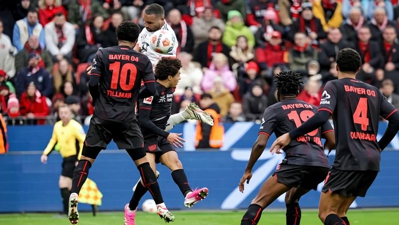 Bayern empata com Leverkusen após duas expulsões