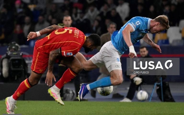 Nápoles vence Lecce e mantém terceiro lugar na Serie A