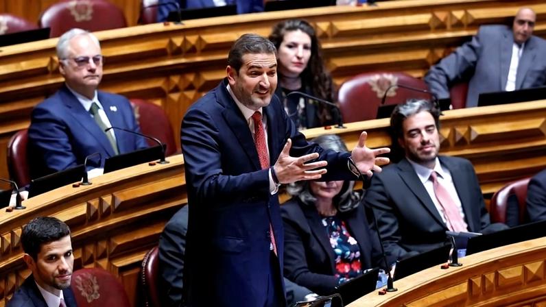 Parlamento pede ao BdP a ata sobre atribuição de pensão antecipada a Centeno