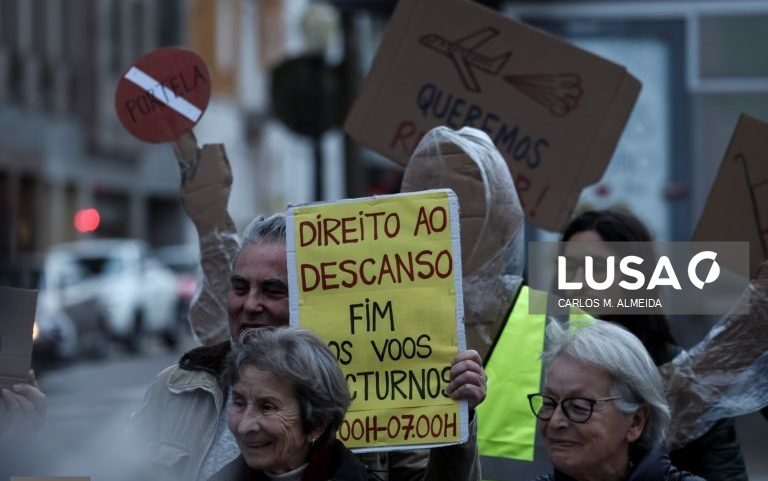 Duas dezenas de pessoas manifestam-se em Lisboa pela construção urgente do novo aeroporto