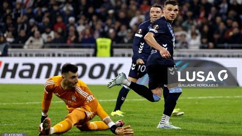 Lyon, de Paulo Fonseca, em inferioridade prematura e afastado pelo Celta