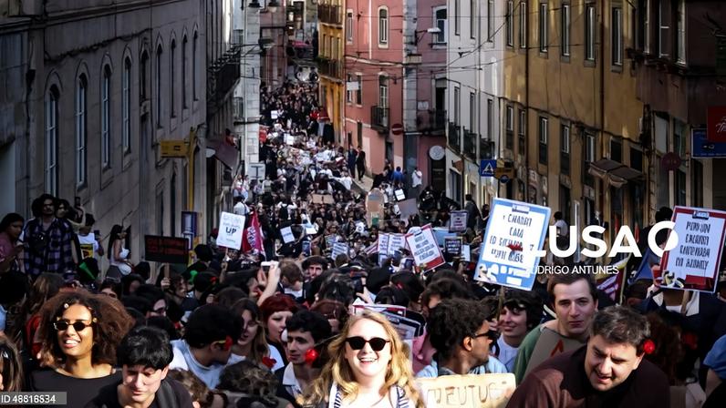 Estudantes exigem gratuitidade no ensino superior e mais alojamento