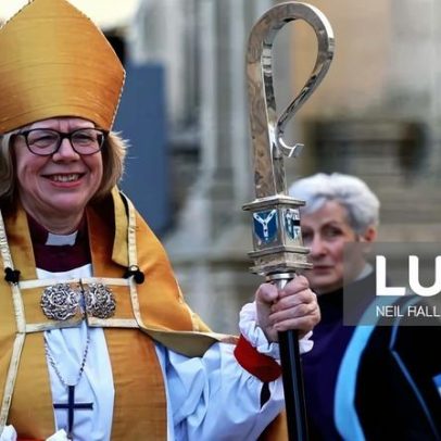Sarah Mullally oficialmente empossada arcebispa de Cantuária
