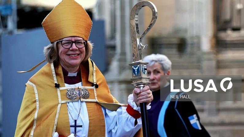 Sarah Mullally oficialmente empossada arcebispa de Cantuária