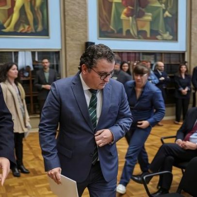 Sarmento admite pequeno défice em 2026 sem comprometer o equilíbrio das contas