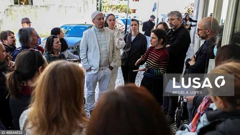 Pais protestam contra transferência de escola para outro agrupamento em Lisboa