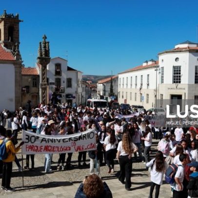 Recriação da luta pelas gravuras rupestres junta alunos e professores de Foz Côa
