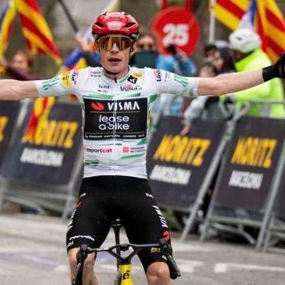Brady Gilmore vence na Volta à Catalunha durante a consagração de Vingegaard