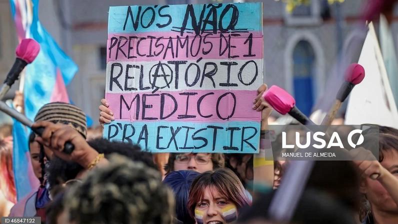 Centenas de pessoas manifestam-se em Lisboa para assinalar o dia da visiblidade trans