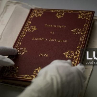 Constituição de 1976: exemplar raro na Assembleia e capa hidratada semestralmente