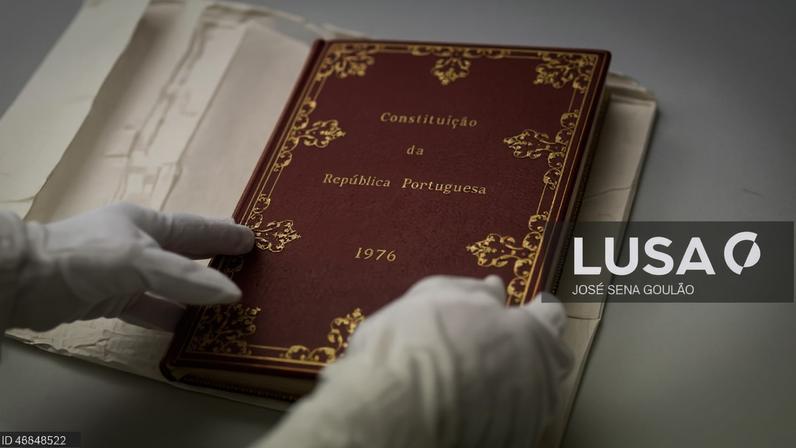 Constituição/50 anos: Exemplar de 1976 raramente sai da Assembleia e capa é hidratada duas vezes ao ano